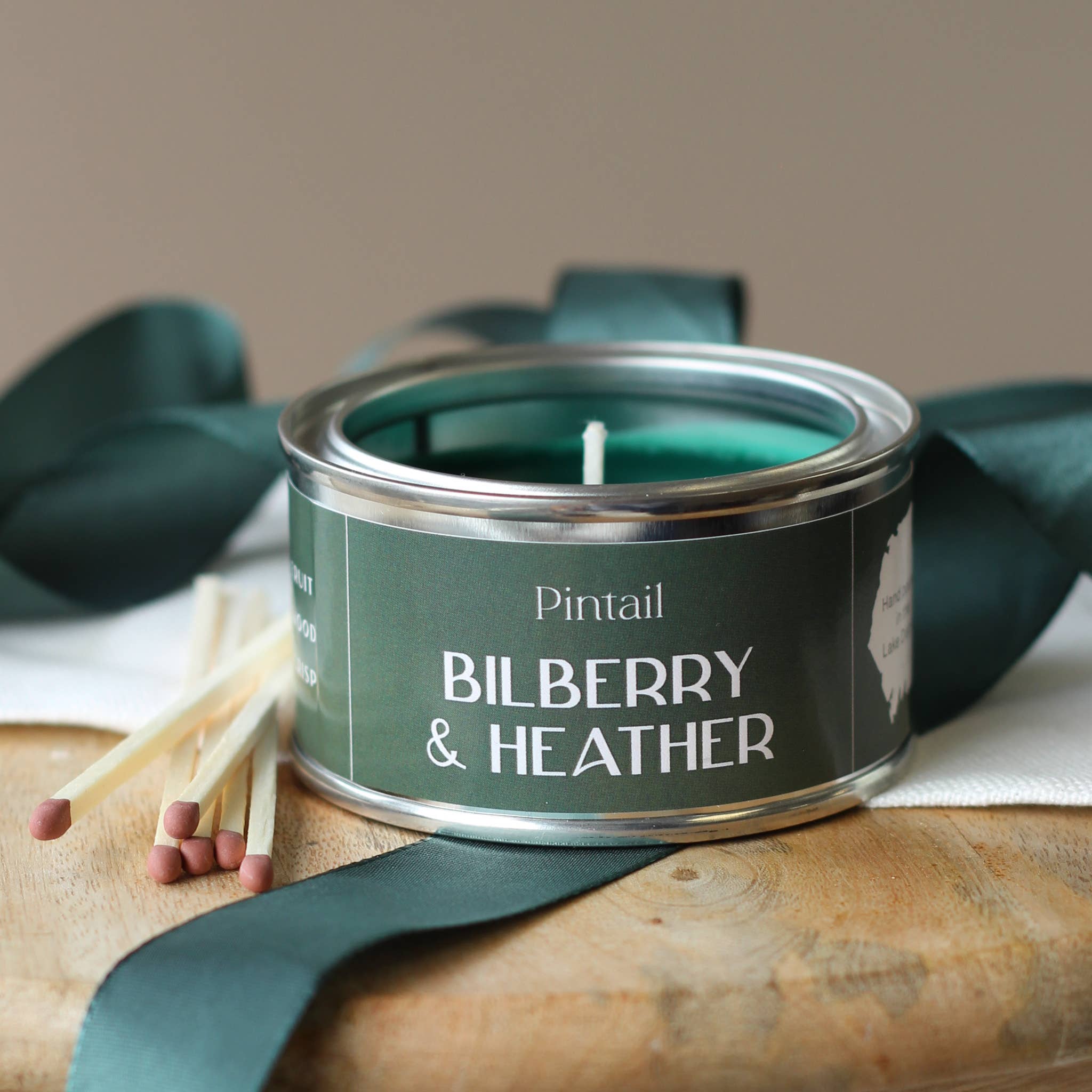Small candle in paint pot / Bilberry & Heather